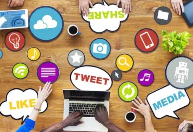 Mantener a un creador de contenido y un diseñador gráfico para las campañas en redes sociales y eventos para todo público.